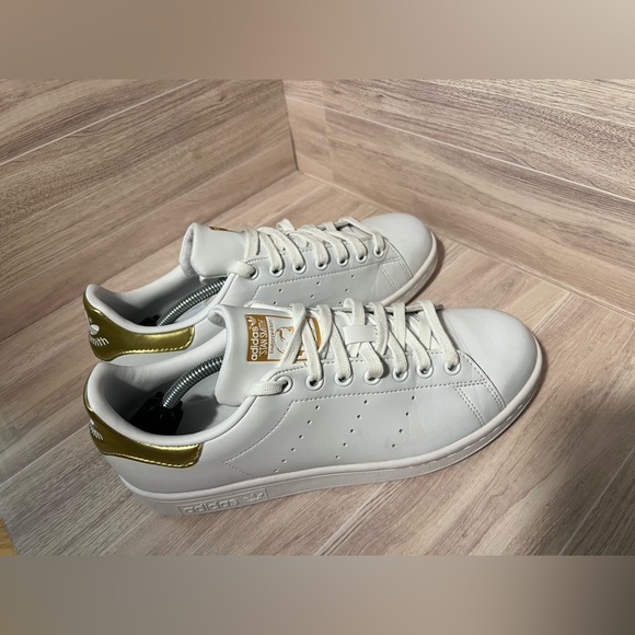 Stan smiths women Adidas size 8.5 with gold detail - Picture 7 of 11